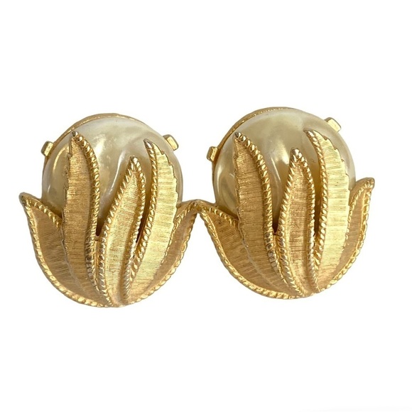 Vintage Baroque Pearl Earrings Clip On Sarah Coventry Brushed Gold Cocktail - Picture 1 of 9